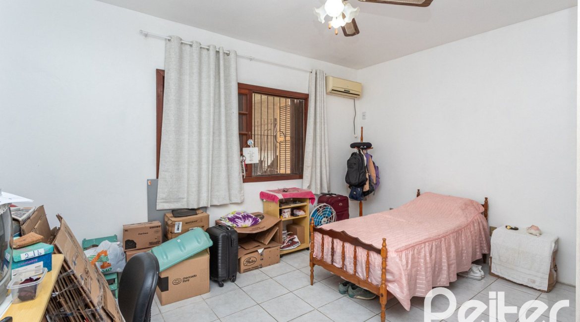 Casa à venda com 180m², 3 dormitórios, 1 suíte, 2 vagas, no bairro Tristeza em Porto Alegre