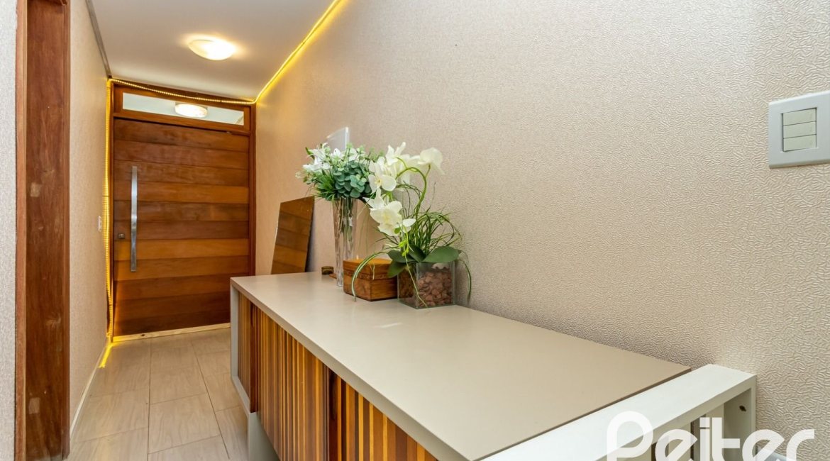 Casa em Condomínio à venda com 206m², 3 dormitórios, 2 suítes, 4 vagas, no bairro Vila Nova em PORTO ALEGRE