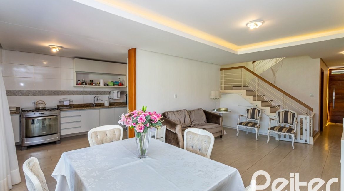 Casa em Condomínio à venda com 206m², 3 dormitórios, 2 suítes, 4 vagas, no bairro Vila Nova em PORTO ALEGRE