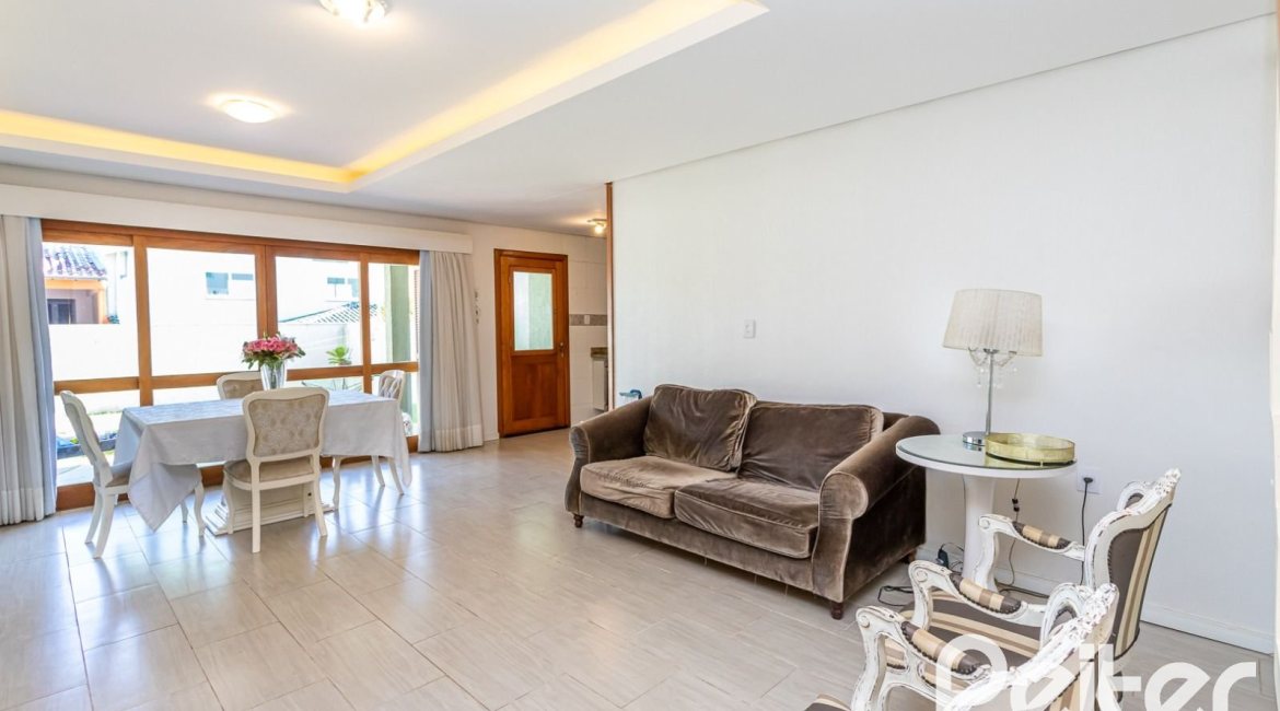 Casa em Condomínio à venda com 206m², 3 dormitórios, 2 suítes, 4 vagas, no bairro Vila Nova em PORTO ALEGRE