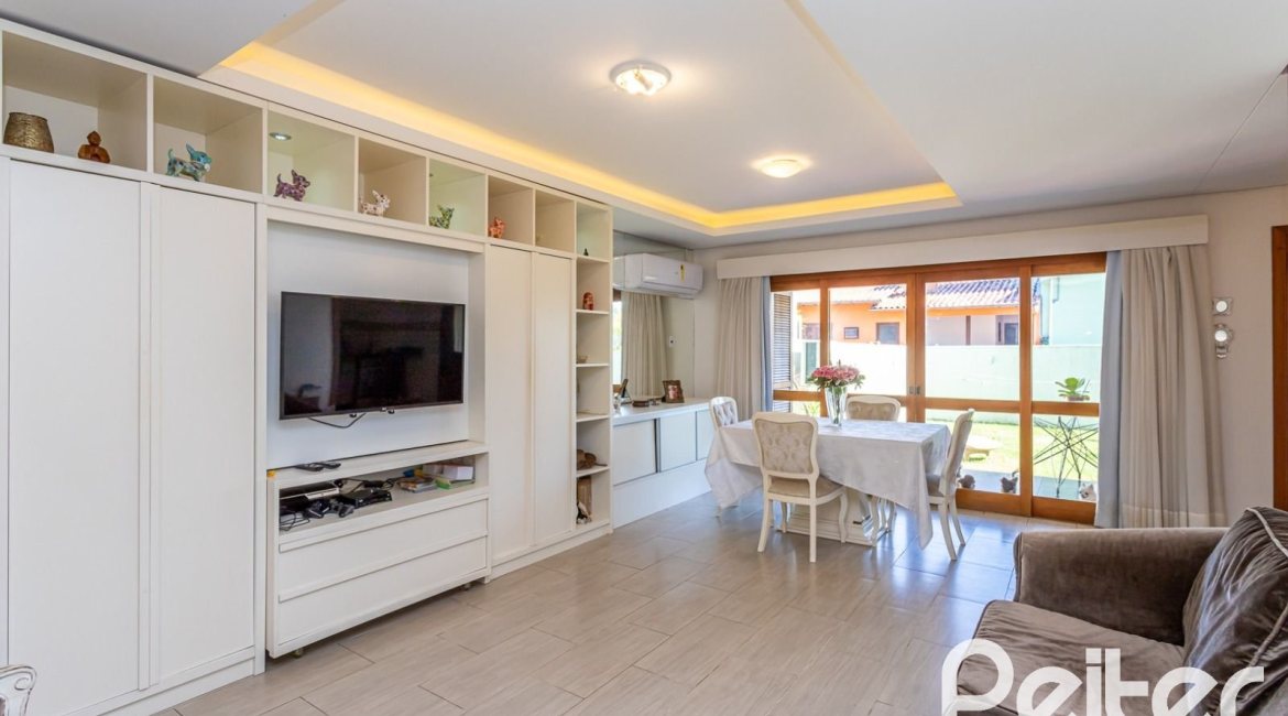 Casa em Condomínio à venda com 206m², 3 dormitórios, 2 suítes, 4 vagas, no bairro Vila Nova em PORTO ALEGRE