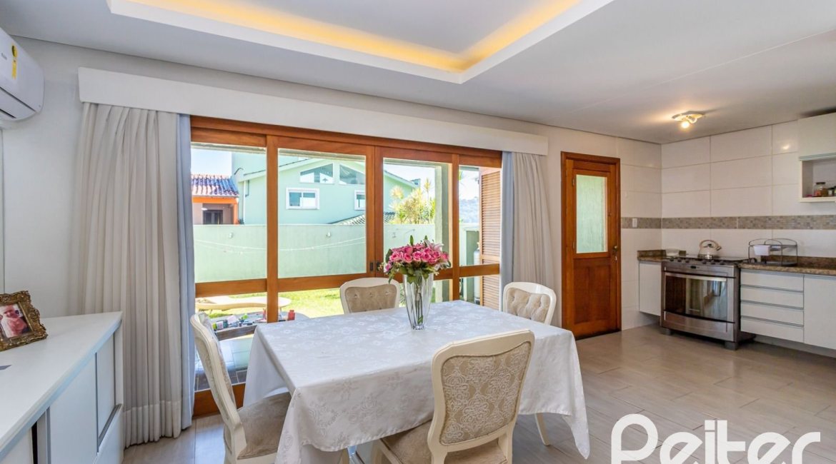 Casa em Condomínio à venda com 206m², 3 dormitórios, 2 suítes, 4 vagas, no bairro Vila Nova em PORTO ALEGRE