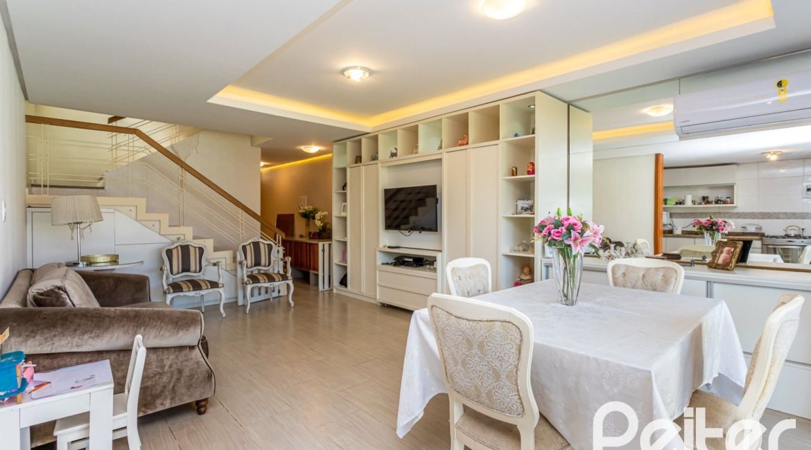 Casa em Condomínio à venda com 206m², 3 dormitórios, 2 suítes, 4 vagas, no bairro Vila Nova em PORTO ALEGRE