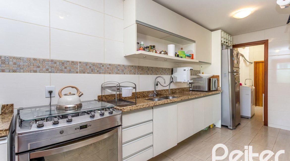 Casa em Condomínio à venda com 206m², 3 dormitórios, 2 suítes, 4 vagas, no bairro Vila Nova em PORTO ALEGRE