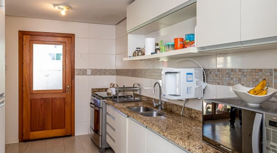 Casa em Condomínio à venda com 206m², 3 dormitórios, 2 suítes, 4 vagas, no bairro Vila Nova em PORTO ALEGRE