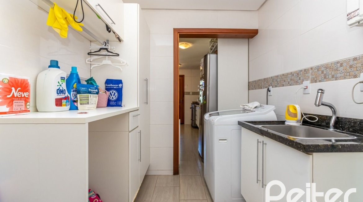 Casa em Condomínio à venda com 206m², 3 dormitórios, 2 suítes, 4 vagas, no bairro Vila Nova em PORTO ALEGRE