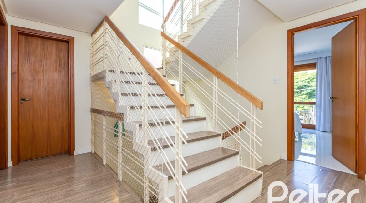 Casa em Condomínio à venda com 206m², 3 dormitórios, 2 suítes, 4 vagas, no bairro Vila Nova em PORTO ALEGRE