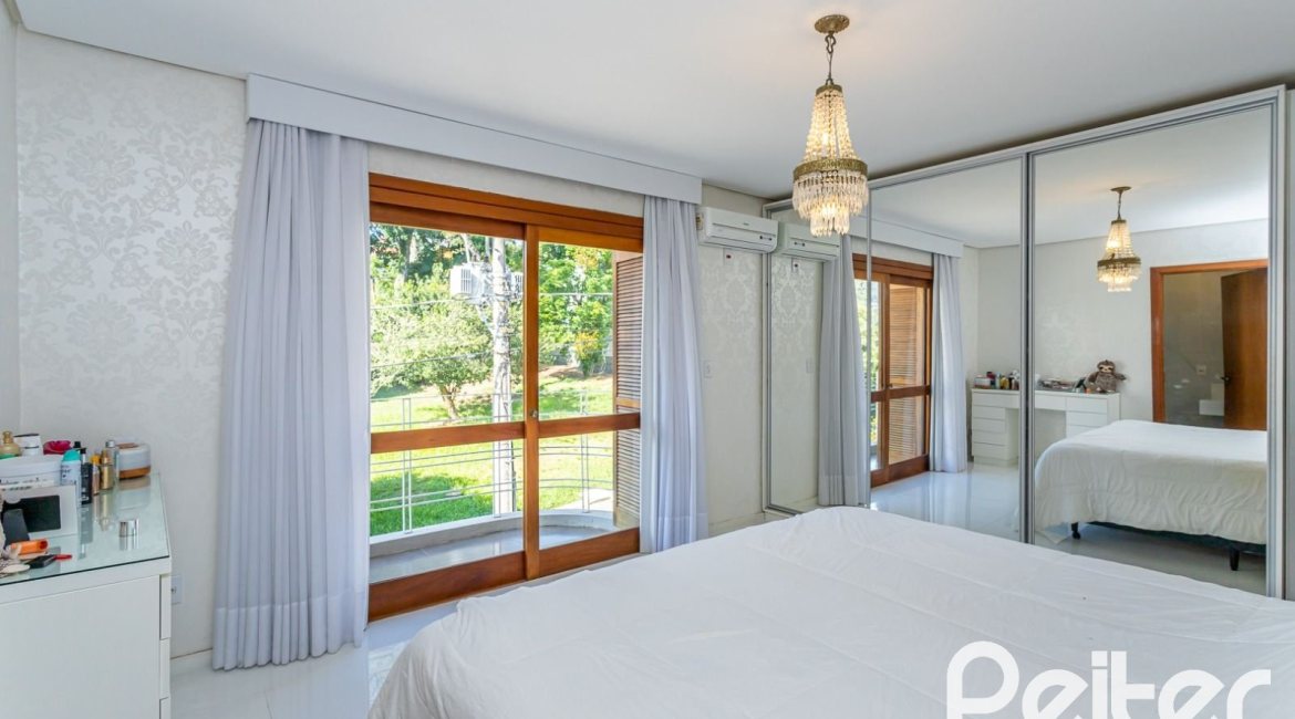 Casa em Condomínio à venda com 206m², 3 dormitórios, 2 suítes, 4 vagas, no bairro Vila Nova em PORTO ALEGRE