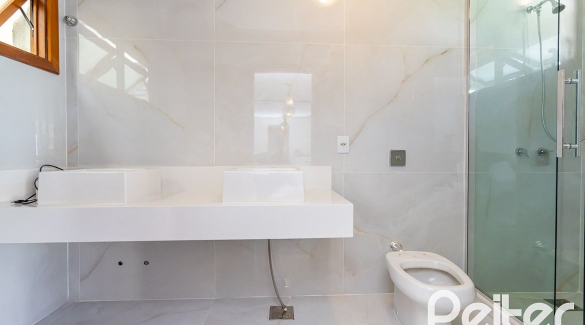 Casa em Condomínio à venda com 206m², 3 dormitórios, 2 suítes, 4 vagas, no bairro Vila Nova em PORTO ALEGRE