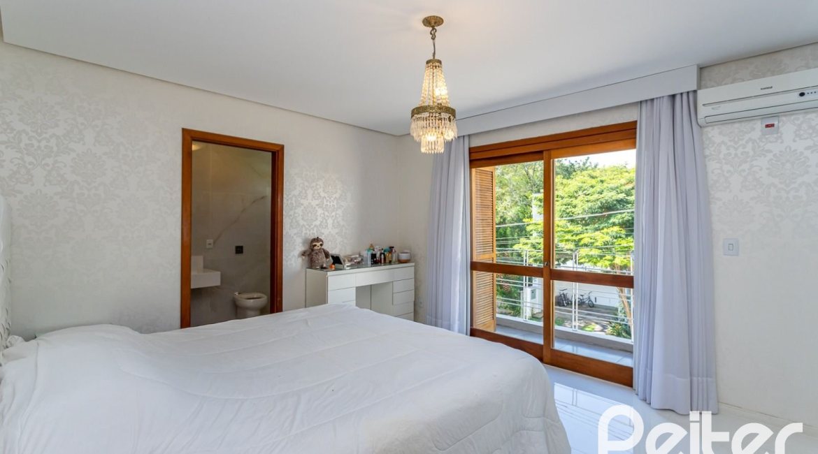 Casa em Condomínio à venda com 206m², 3 dormitórios, 2 suítes, 4 vagas, no bairro Vila Nova em PORTO ALEGRE