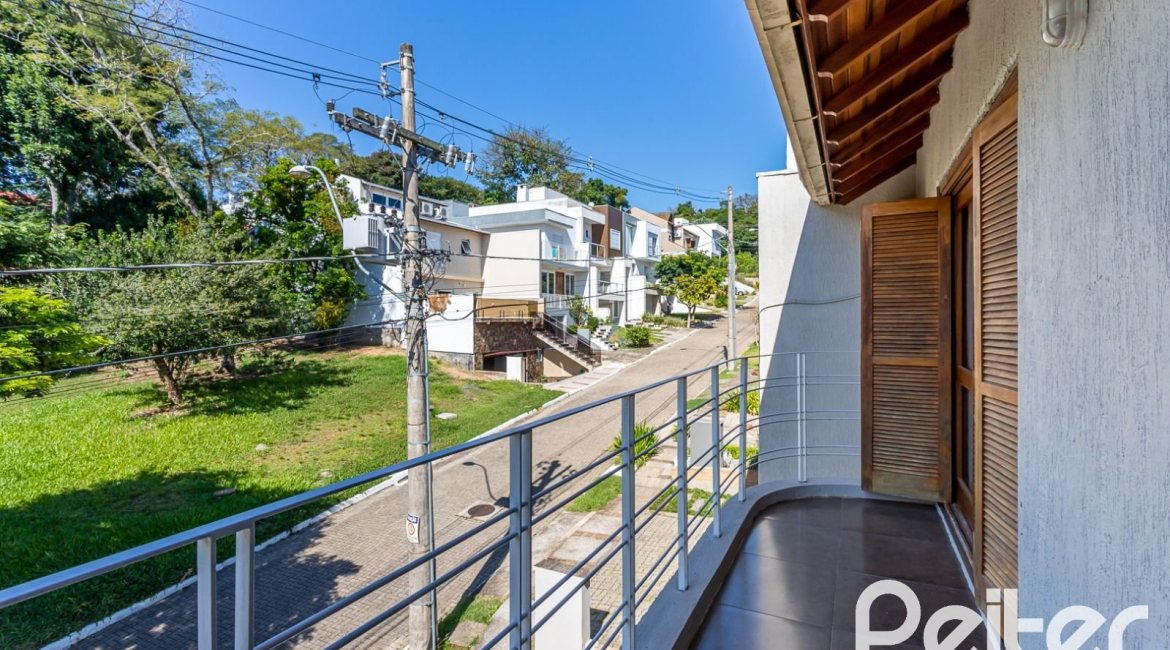 Casa em Condomínio à venda com 206m², 3 dormitórios, 2 suítes, 4 vagas, no bairro Vila Nova em PORTO ALEGRE
