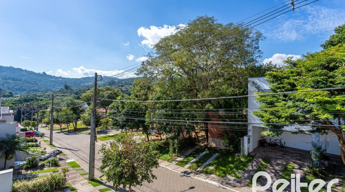 Casa em Condomínio à venda com 206m², 3 dormitórios, 2 suítes, 4 vagas, no bairro Vila Nova em PORTO ALEGRE