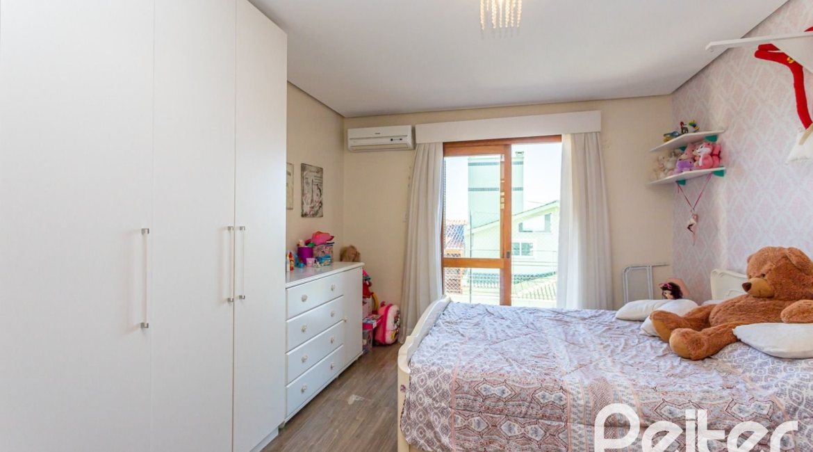 Casa em Condomínio à venda com 206m², 3 dormitórios, 2 suítes, 4 vagas, no bairro Vila Nova em PORTO ALEGRE