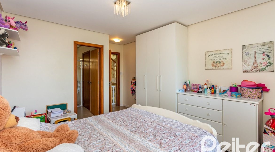 Casa em Condomínio à venda com 206m², 3 dormitórios, 2 suítes, 4 vagas, no bairro Vila Nova em PORTO ALEGRE