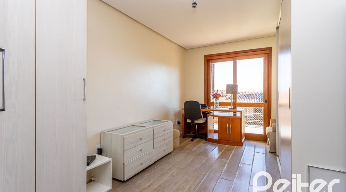 Casa em Condomínio à venda com 206m², 3 dormitórios, 2 suítes, 4 vagas, no bairro Vila Nova em PORTO ALEGRE