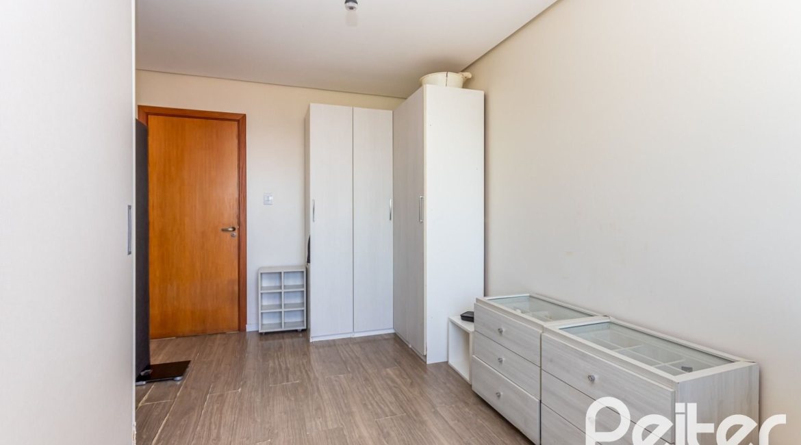 Casa em Condomínio à venda com 206m², 3 dormitórios, 2 suítes, 4 vagas, no bairro Vila Nova em PORTO ALEGRE