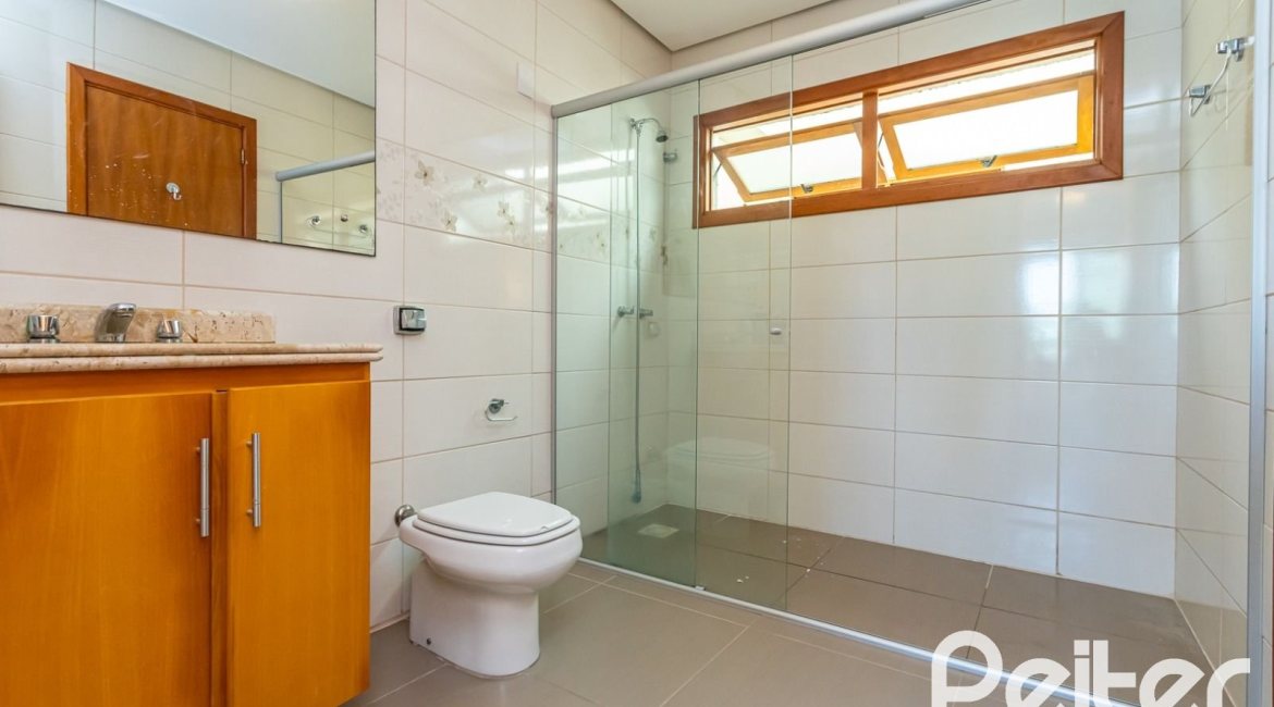 Casa em Condomínio à venda com 206m², 3 dormitórios, 2 suítes, 4 vagas, no bairro Vila Nova em PORTO ALEGRE