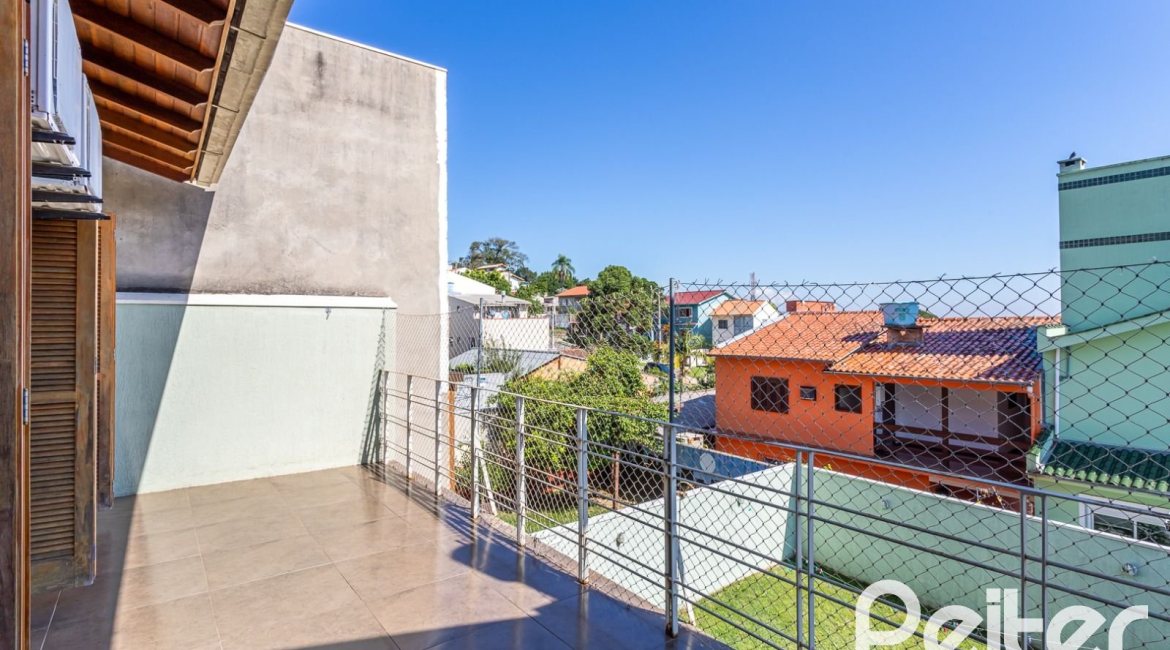 Casa em Condomínio à venda com 206m², 3 dormitórios, 2 suítes, 4 vagas, no bairro Vila Nova em PORTO ALEGRE