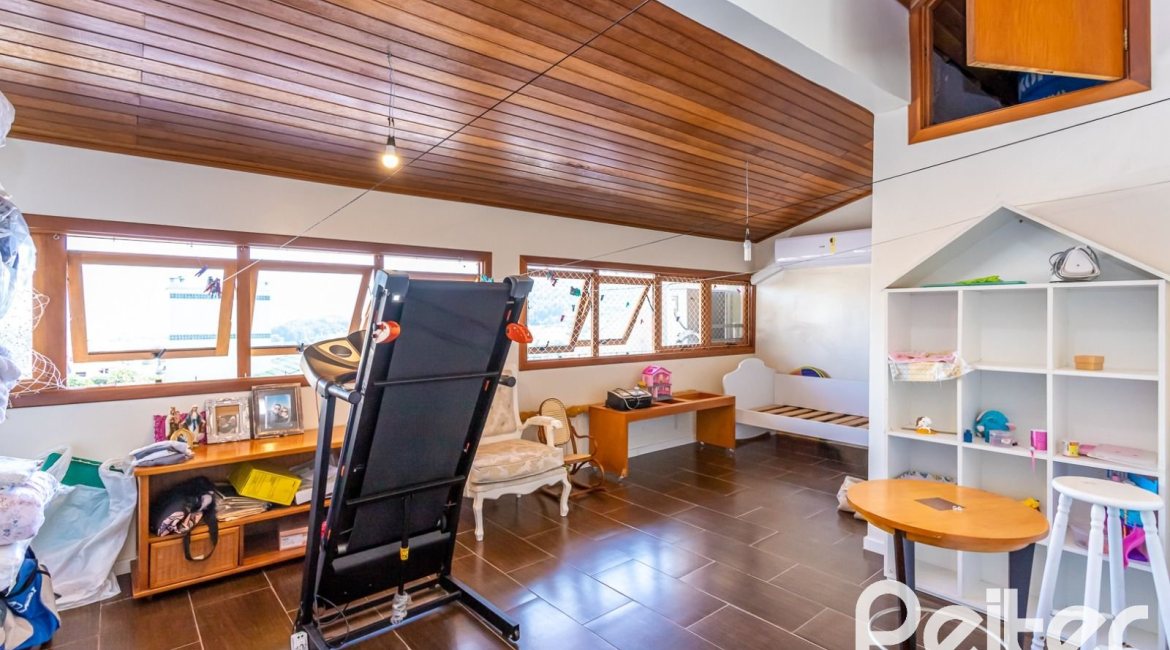 Casa em Condomínio à venda com 206m², 3 dormitórios, 2 suítes, 4 vagas, no bairro Vila Nova em PORTO ALEGRE