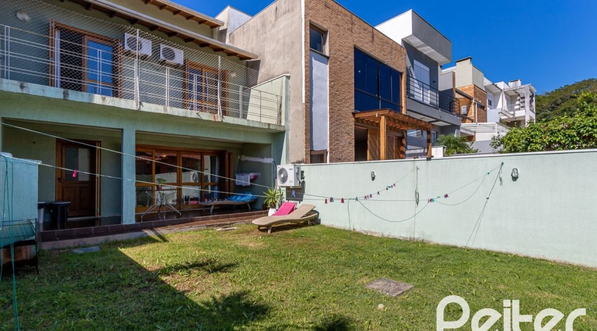 Casa em Condomínio à venda com 206m², 3 dormitórios, 2 suítes, 4 vagas, no bairro Vila Nova em PORTO ALEGRE