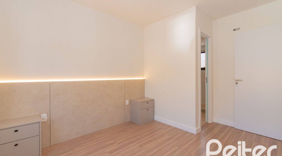 Apartamento à venda com 65m², 2 dormitórios, 1 suíte, 2 vagas, no bairro Tristeza em Porto Alegre
