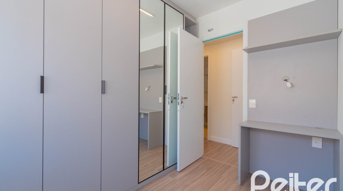 Apartamento à venda com 65m², 2 dormitórios, 1 suíte, 2 vagas, no bairro Tristeza em Porto Alegre