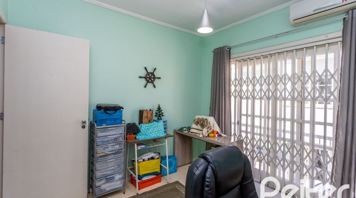 Casa em Condomínio à venda com 181m², 3 dormitórios, 1 suíte, 2 vagas, no bairro Ipanema em Porto Alegre