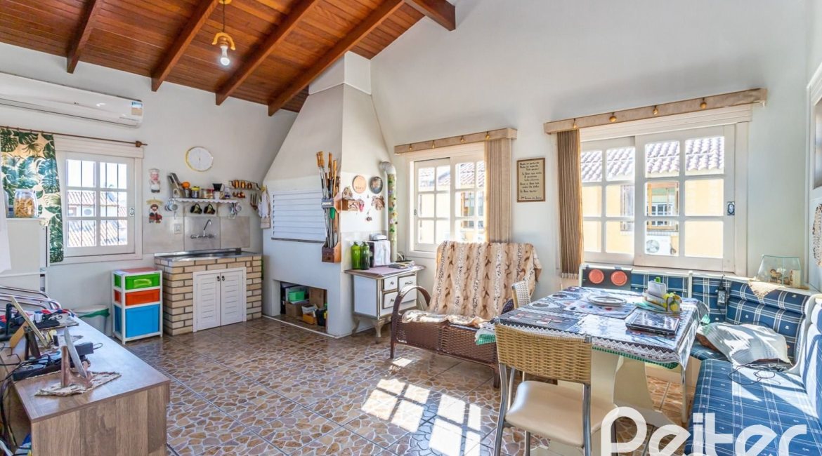 Casa em Condomínio à venda com 181m², 3 dormitórios, 1 suíte, 2 vagas, no bairro Ipanema em Porto Alegre