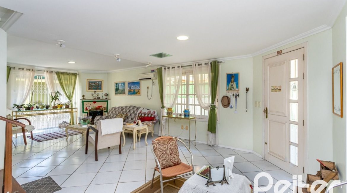 Casa em Condomínio à venda com 181m², 3 dormitórios, 1 suíte, 2 vagas, no bairro Ipanema em Porto Alegre