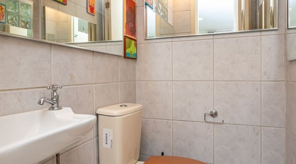 Casa em Condomínio à venda com 181m², 3 dormitórios, 1 suíte, 2 vagas, no bairro Ipanema em Porto Alegre