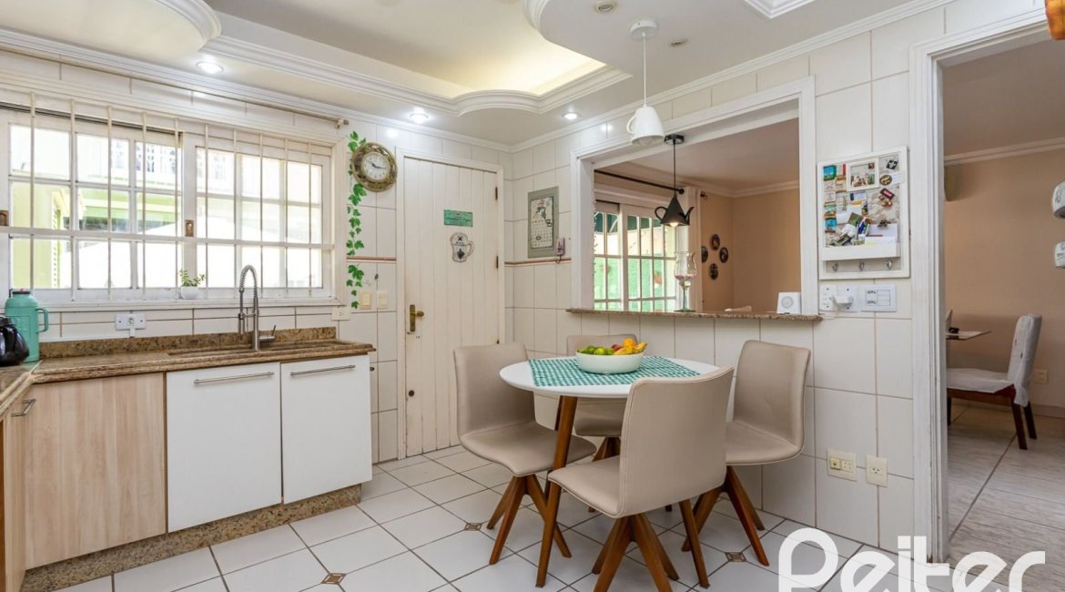 Casa em Condomínio à venda com 226m², 3 dormitórios, 1 suíte, 2 vagas, no bairro Ipanema em Porto Alegre