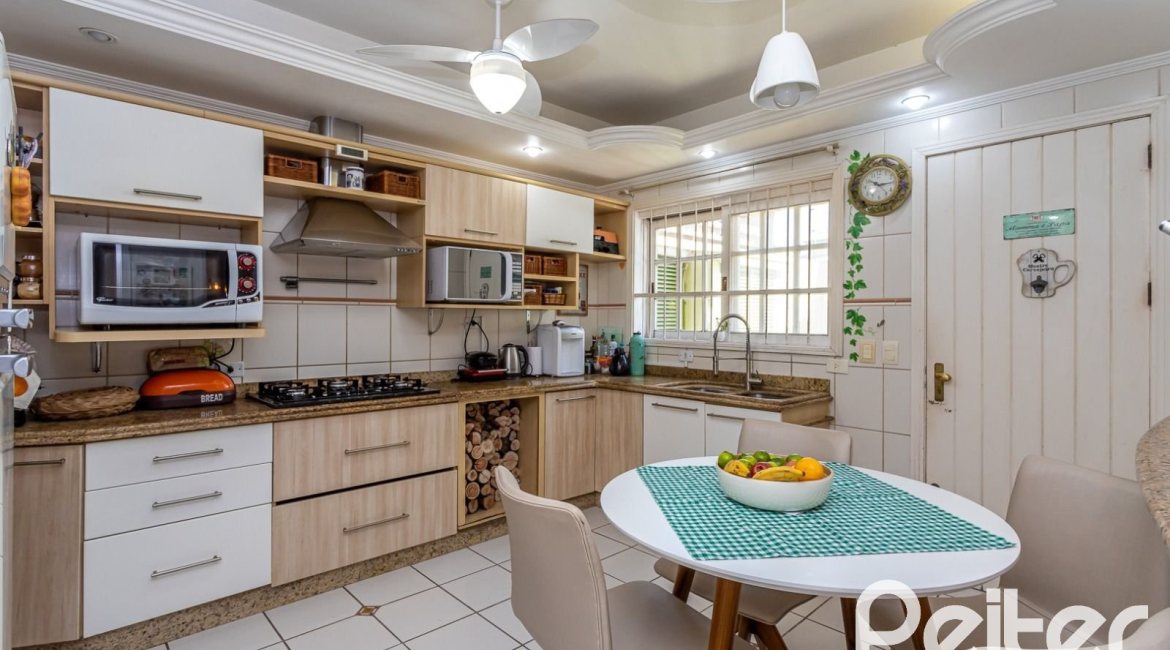 Casa em Condomínio à venda com 226m², 3 dormitórios, 1 suíte, 2 vagas, no bairro Ipanema em Porto Alegre