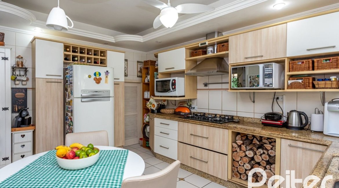 Casa em Condomínio à venda com 226m², 3 dormitórios, 1 suíte, 2 vagas, no bairro Ipanema em Porto Alegre