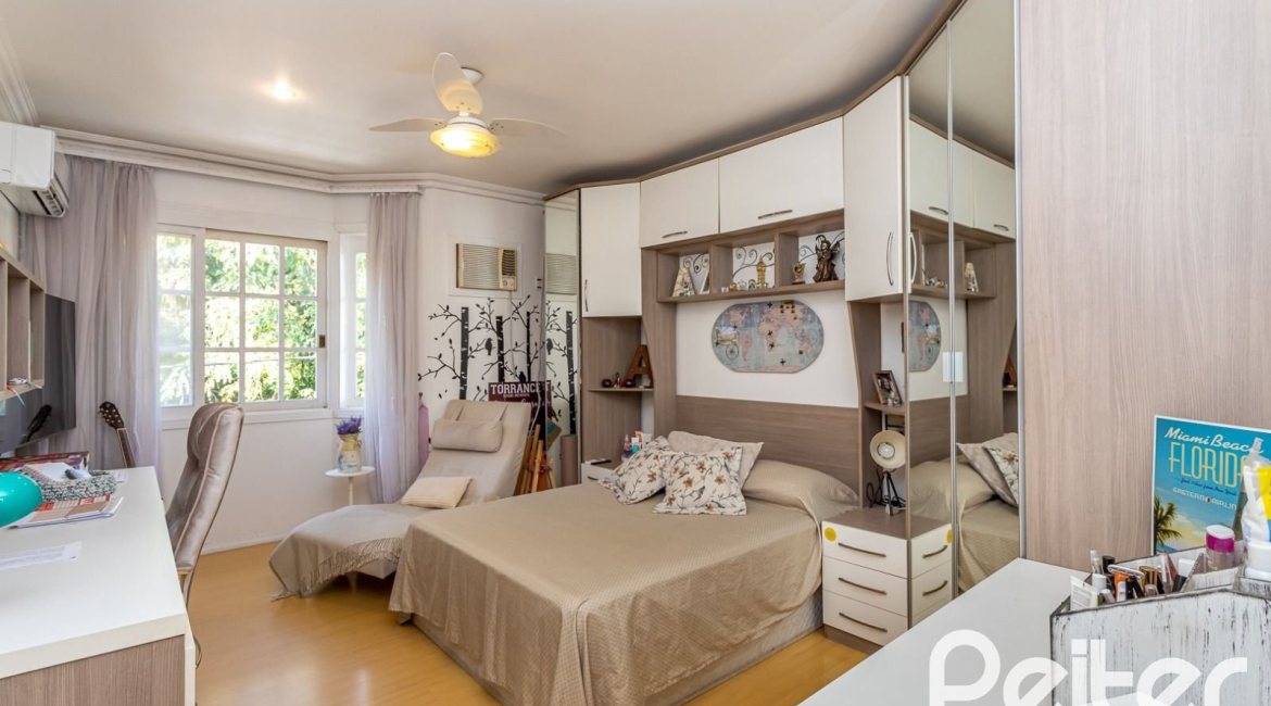 Casa em Condomínio à venda com 226m², 3 dormitórios, 1 suíte, 2 vagas, no bairro Ipanema em Porto Alegre