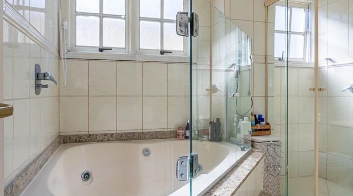 Casa em Condomínio à venda com 226m², 3 dormitórios, 1 suíte, 2 vagas, no bairro Ipanema em Porto Alegre