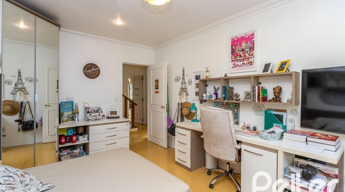 Casa em Condomínio à venda com 226m², 3 dormitórios, 1 suíte, 2 vagas, no bairro Ipanema em Porto Alegre