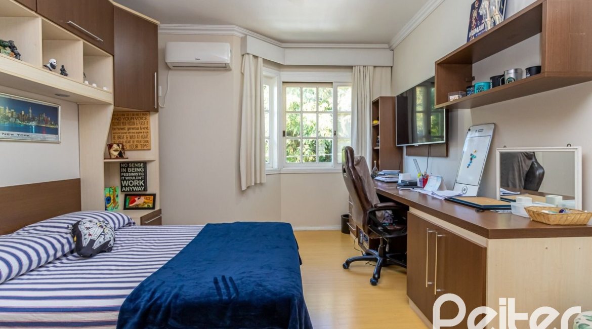 Casa em Condomínio à venda com 226m², 3 dormitórios, 1 suíte, 2 vagas, no bairro Ipanema em Porto Alegre