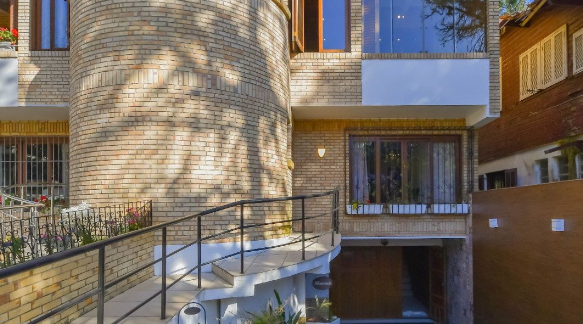 Casa à venda com 279m², 3 dormitórios, 1 suíte, 5 vagas, no bairro Jardim Isabel em Porto Alegre