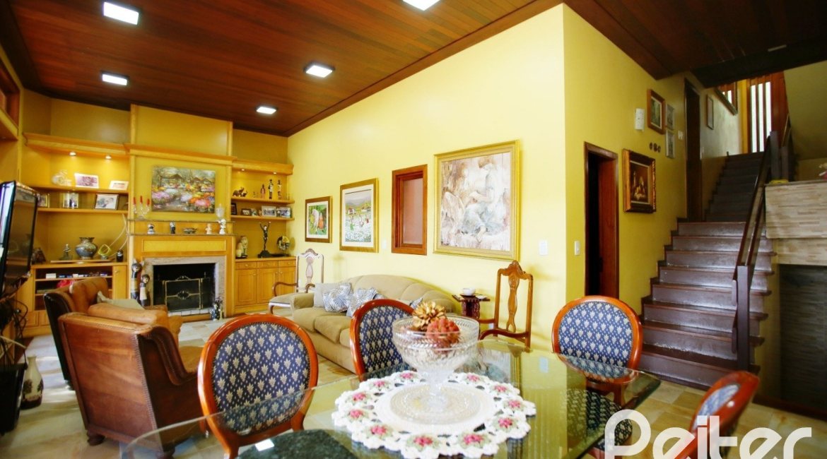 Casa à venda com 362m², 4 dormitórios, 1 suíte, 2 vagas, no bairro Nonoai em Porto Alegre