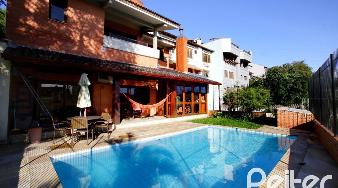 Casa à venda com 362m², 4 dormitórios, 1 suíte, 2 vagas, no bairro Nonoai em Porto Alegre
