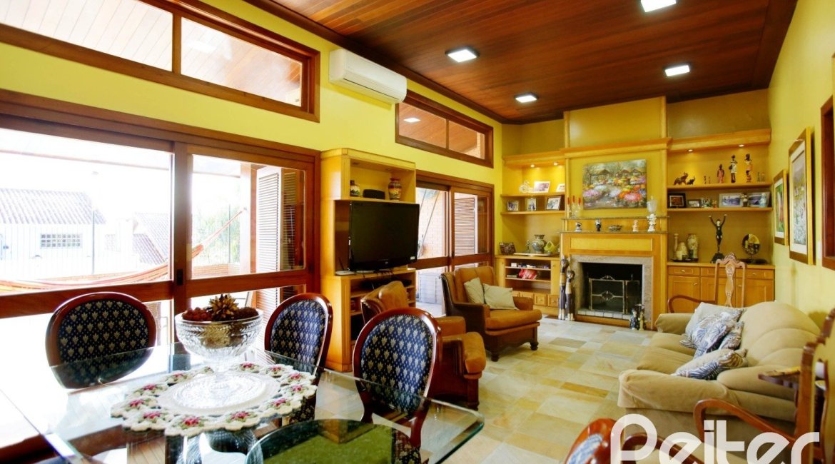 Casa à venda com 362m², 4 dormitórios, 1 suíte, 2 vagas, no bairro Nonoai em Porto Alegre