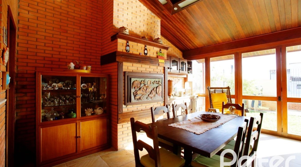 Casa à venda com 362m², 4 dormitórios, 1 suíte, 2 vagas, no bairro Nonoai em Porto Alegre