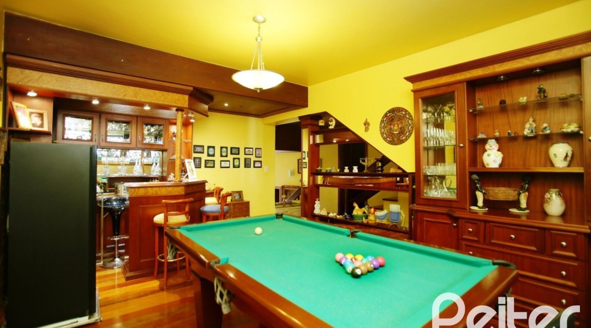 Casa à venda com 362m², 4 dormitórios, 1 suíte, 2 vagas, no bairro Nonoai em Porto Alegre