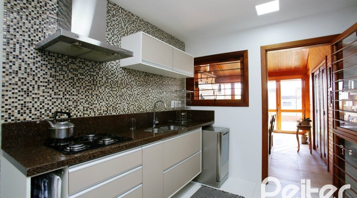 Casa à venda com 362m², 4 dormitórios, 1 suíte, 2 vagas, no bairro Nonoai em Porto Alegre