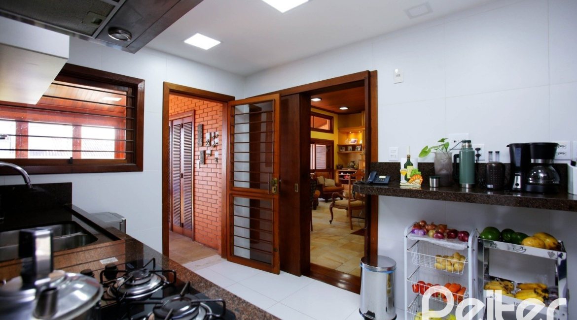 Casa à venda com 362m², 4 dormitórios, 1 suíte, 2 vagas, no bairro Nonoai em Porto Alegre