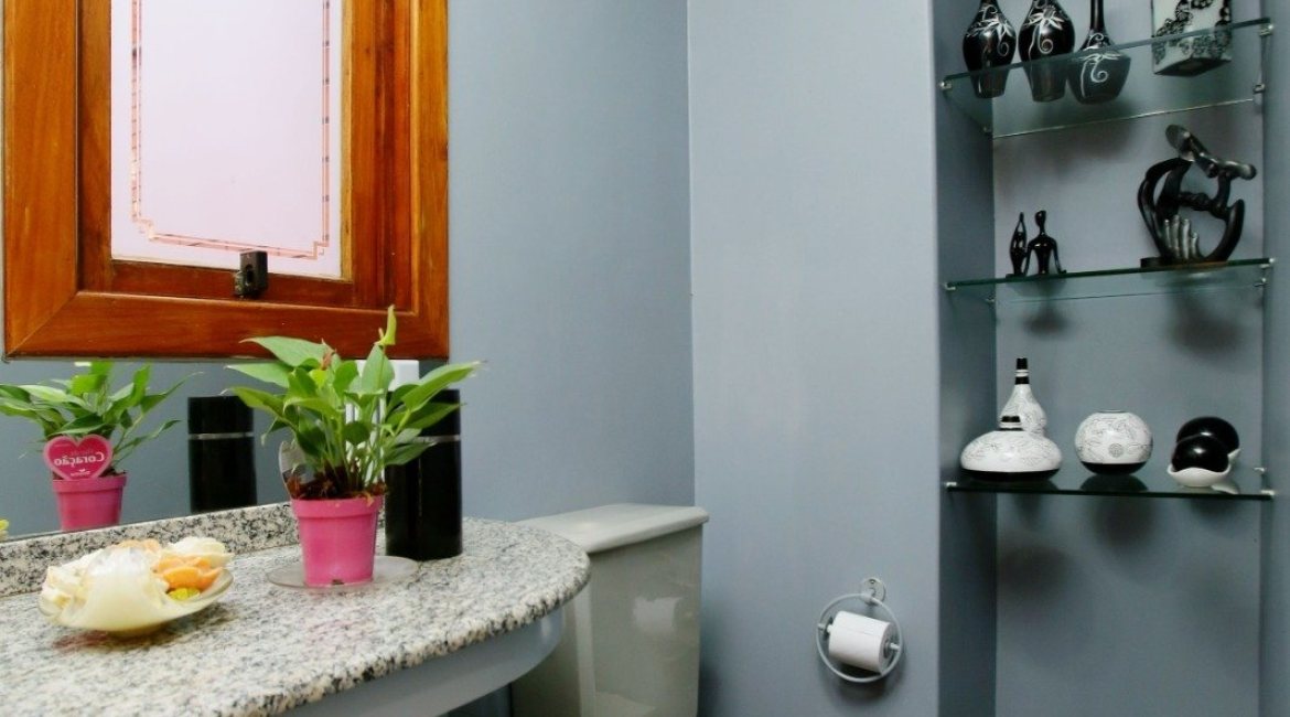 Casa à venda com 362m², 4 dormitórios, 1 suíte, 2 vagas, no bairro Nonoai em Porto Alegre