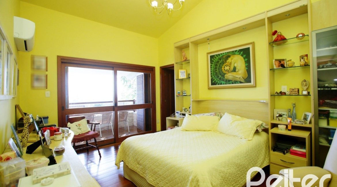 Casa à venda com 362m², 4 dormitórios, 1 suíte, 2 vagas, no bairro Nonoai em Porto Alegre