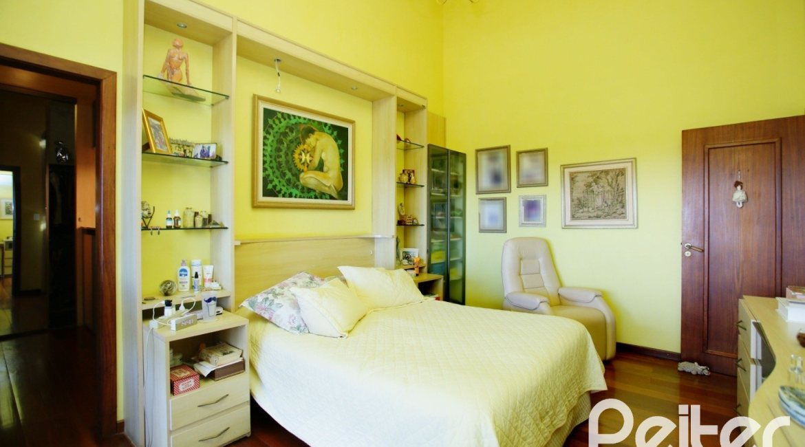 Casa à venda com 362m², 4 dormitórios, 1 suíte, 2 vagas, no bairro Nonoai em Porto Alegre