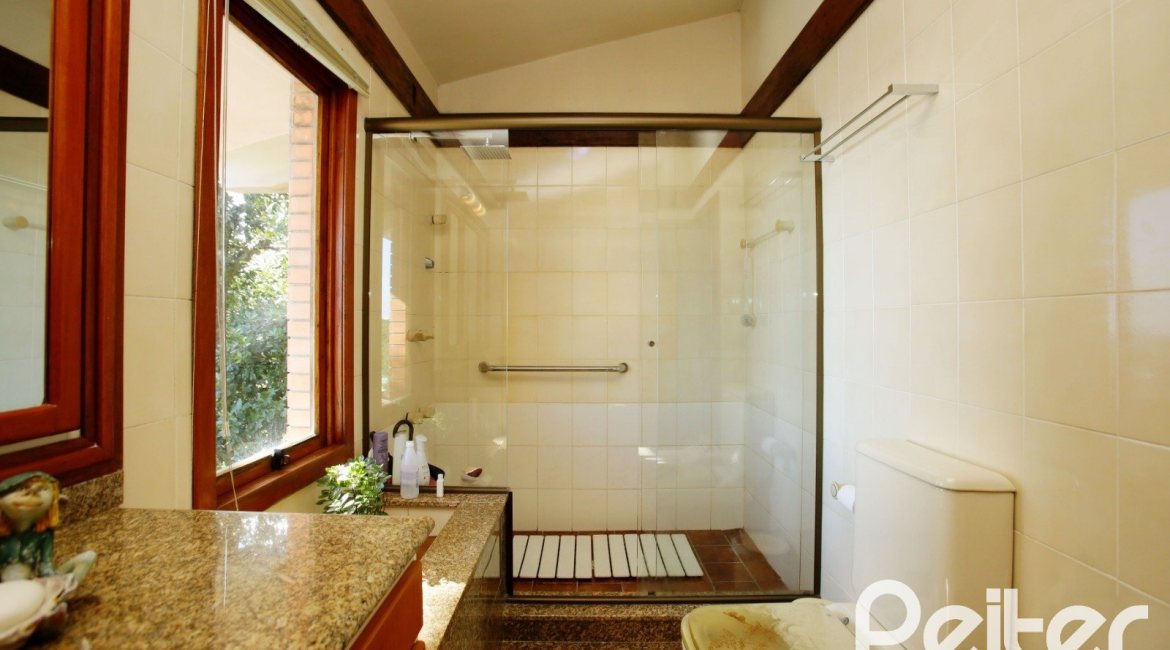 Casa à venda com 362m², 4 dormitórios, 1 suíte, 2 vagas, no bairro Nonoai em Porto Alegre