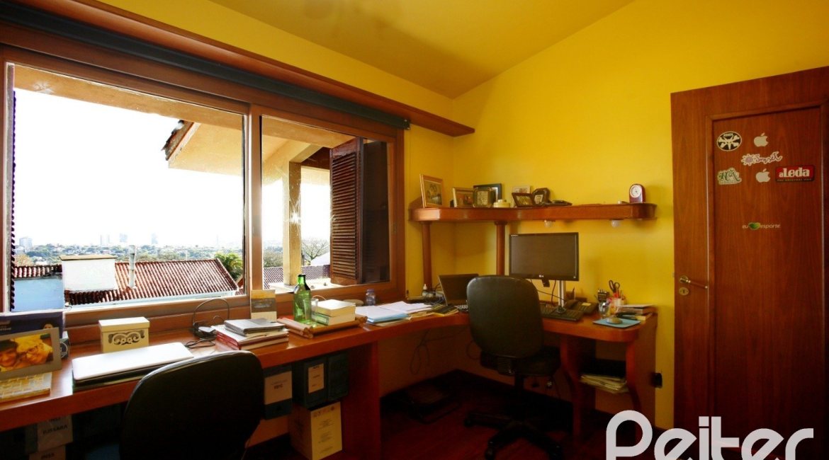 Casa à venda com 362m², 4 dormitórios, 1 suíte, 2 vagas, no bairro Nonoai em Porto Alegre